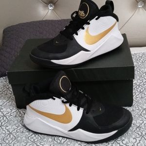 Nike youth tennis shoes good condition